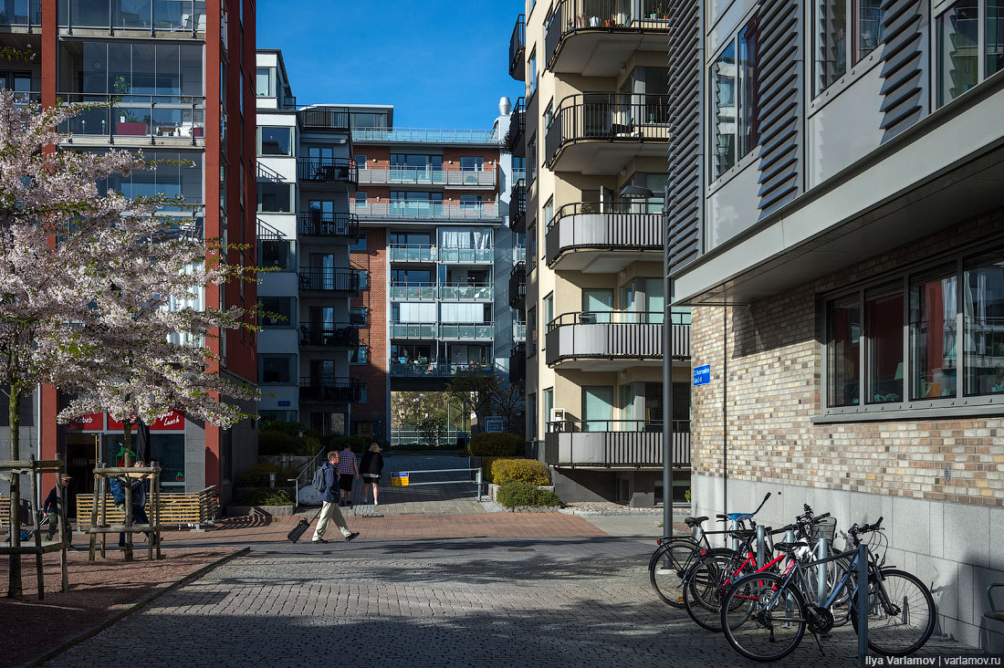 Стокгольм торговые центры. Какого жить в швеции. Жизнь в швеции. Швеция люди на улице. Люди гамла стан.