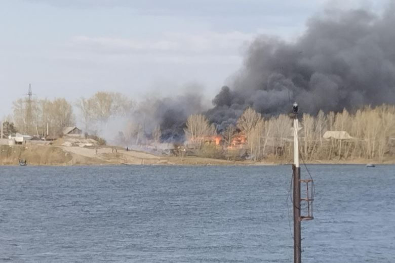 В Красноярске в Песчанке из-за пала травы начался большой пожар