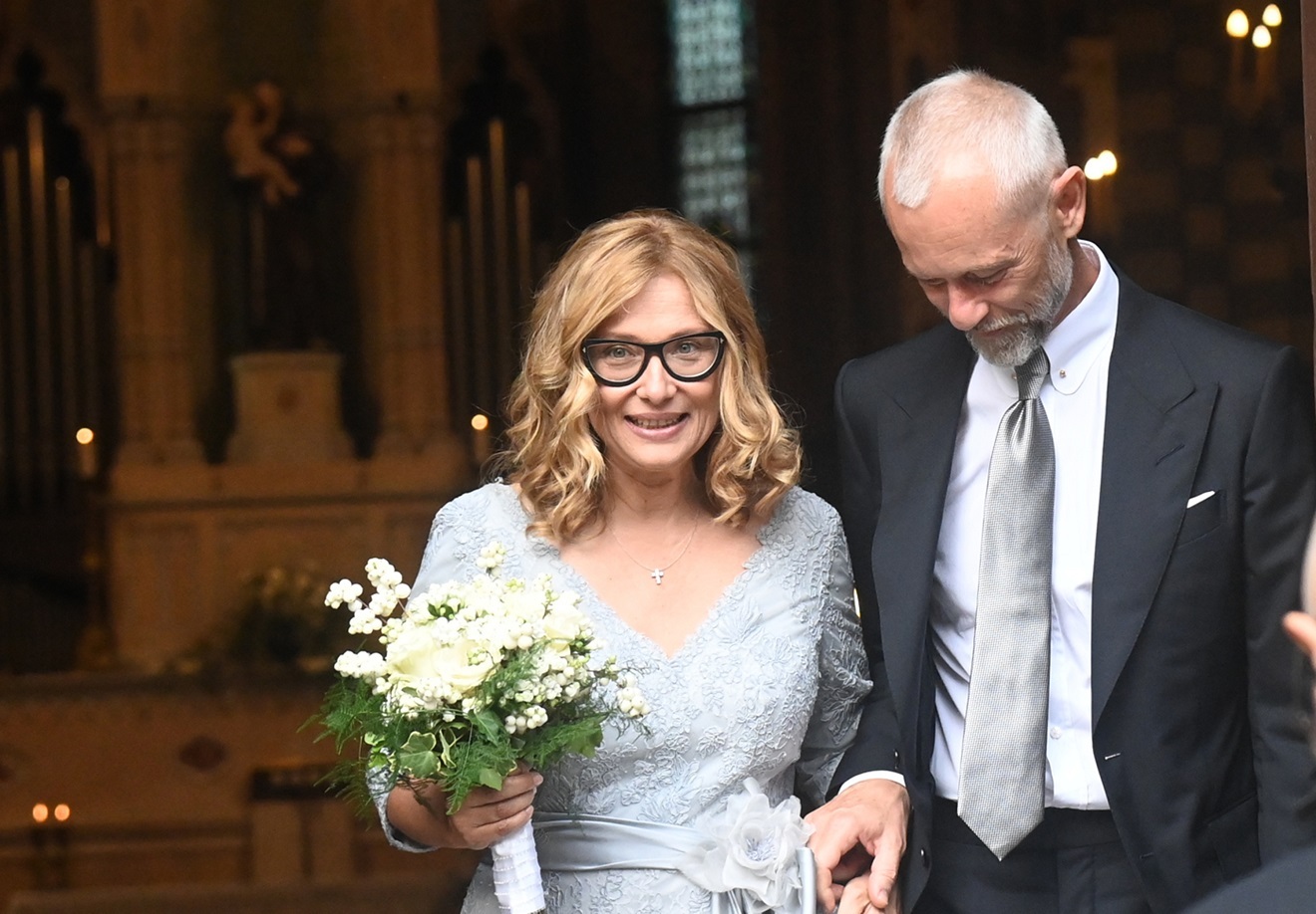 Небесно-голубое платье и нежный букет невесты: вдова Лучано Паваротти вышла замуж