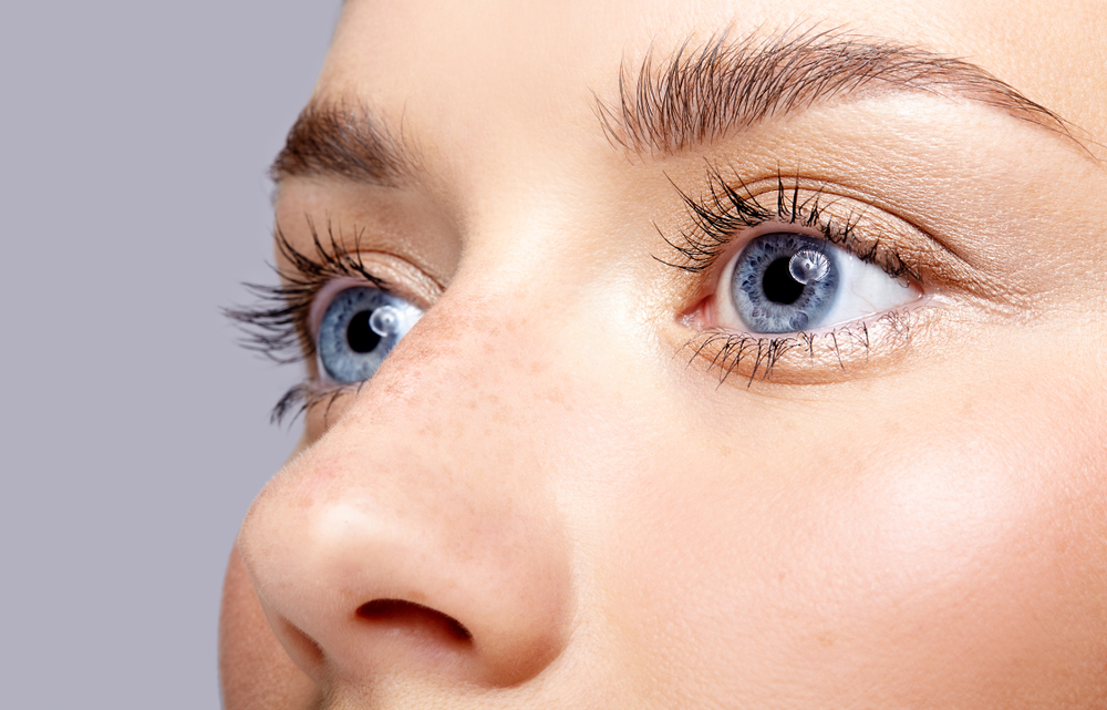 Обладатели голубых глаз по характеру чувствительные и эмоциональные. Таким людям важна романтика в жизни. Фото © Shutterstock