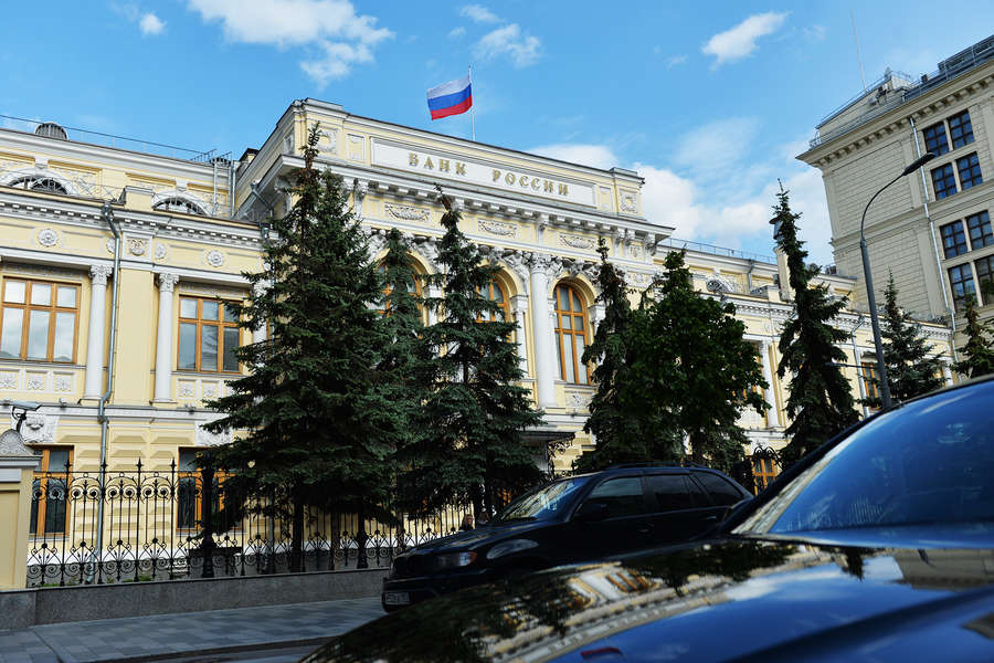 «Выдыхать пока рано». Банк России вновь снизил ключевую ставку