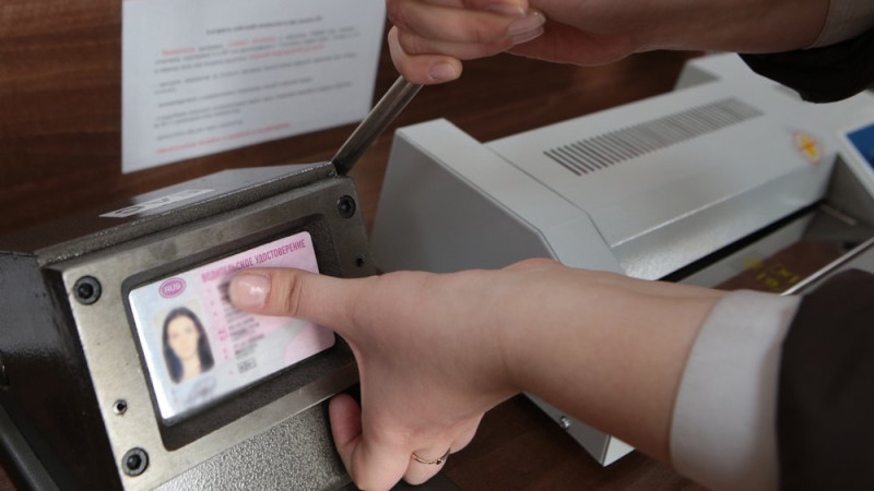 Россияне смогут проводить ряд финансовых операций по водительским правам