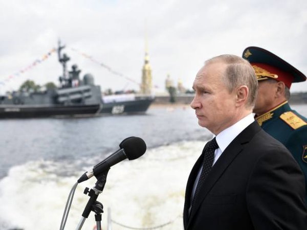 Президент России Владимир Путин наблюдает за военно-морским парадом в Балтийске, Западная Россия, 26 июля 2015 года. Фото / Associated Press 
