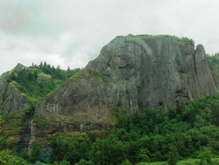 Виды на великолепное ущелье реки Колумбия waterfall, трава, museum, still, Portland, closer, gorge, wineryA, Maryhill, fallEarly, Stonehenge, intact, replica, ПортлендаThe, возле, зелень, greenishFoggy, посчастливилось, дальше, spring