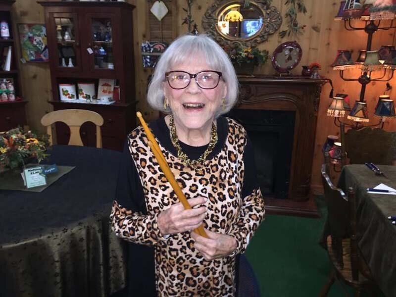 Эта женщина начала играть на барабанах ещё в 1920-х годах, и этим она занимается до сих пор, даже в свои 106 лет Эта женщина начала играть на барабанах ещё в 1920-х годах, и этим она занимается до сих пор, даже в свои 106 лет