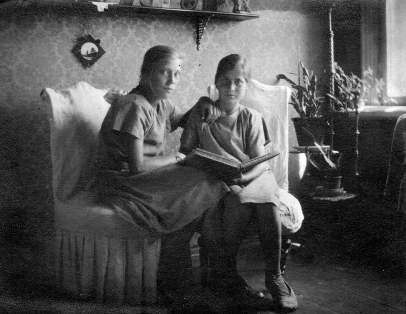 Муза и Вера Дадаевы. 1925 г. 