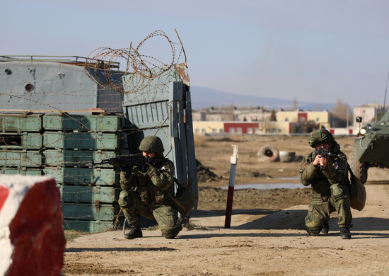 Военнослужащие КФл отразили нападение условного противника на территорию воинской части в Каспийске