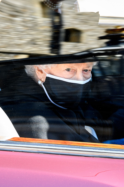 Елизавета II, принц Уильям и Кейт Миддлтон, принц Гарри и другие на похоронах принца Филиппа Монархии