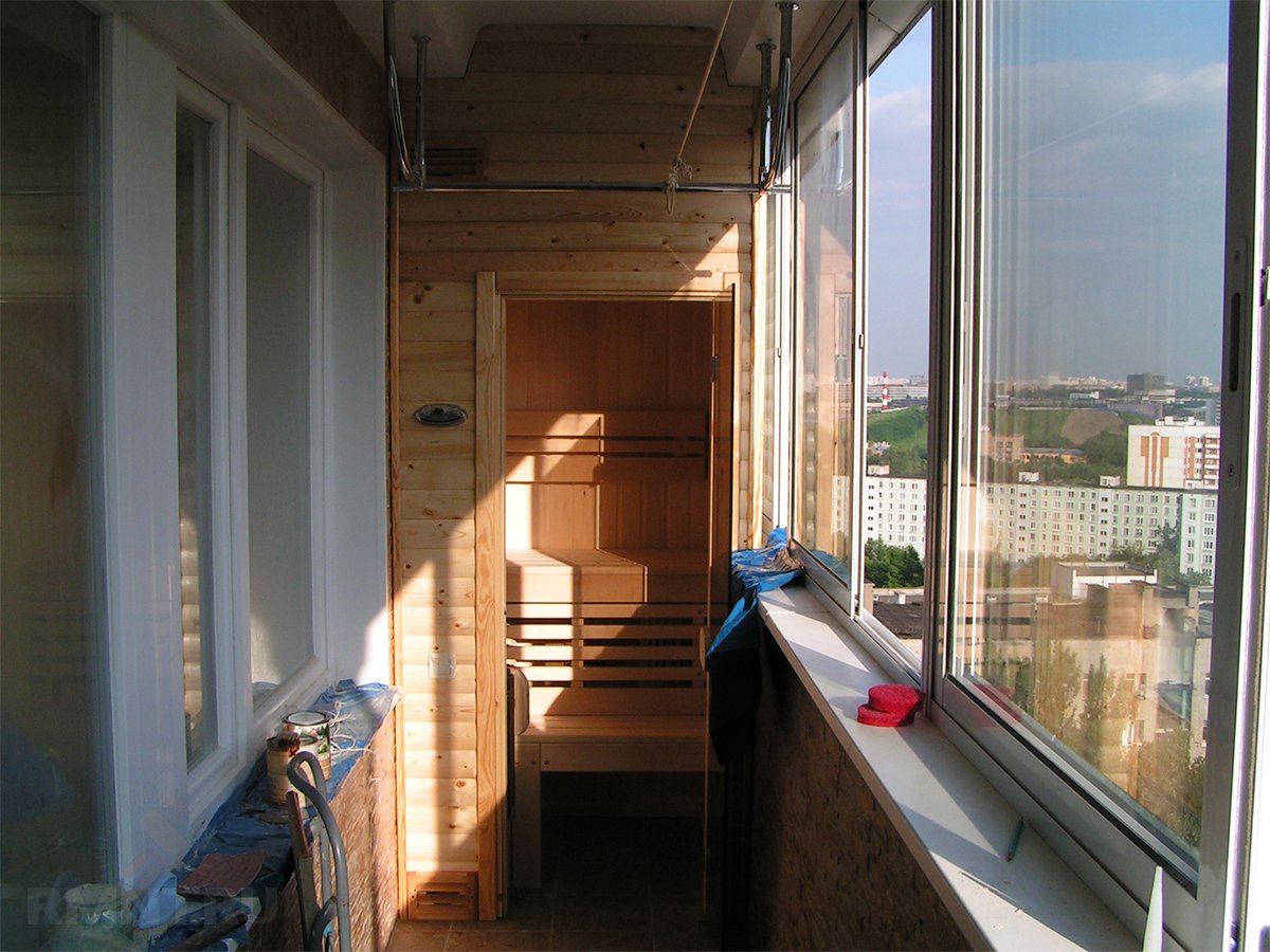 Варианты обустройства застеклённого балкона