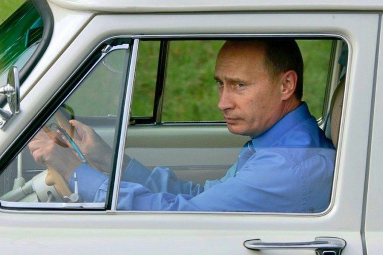 Путин на "Волге"