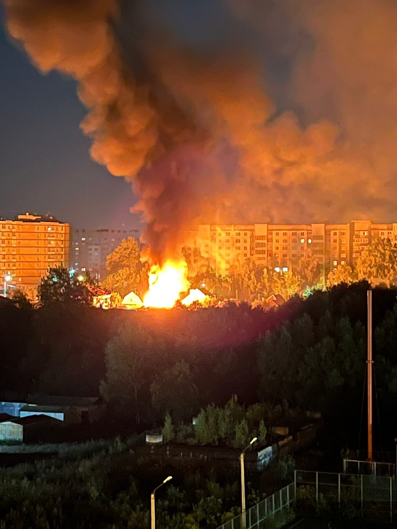 Тверь горит сегодня. Пожар на улице Хромова в Твери. Дом горит. Пожар фото. Пожар дома.