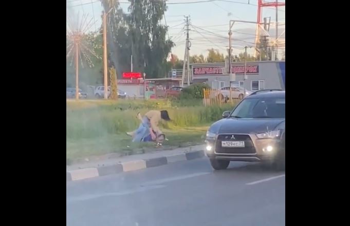 В Туле две девушки и два парня устроили жесткую драку на дороге
