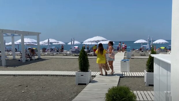 Пляж в Сочи. Скриншот с видео на Youtube
