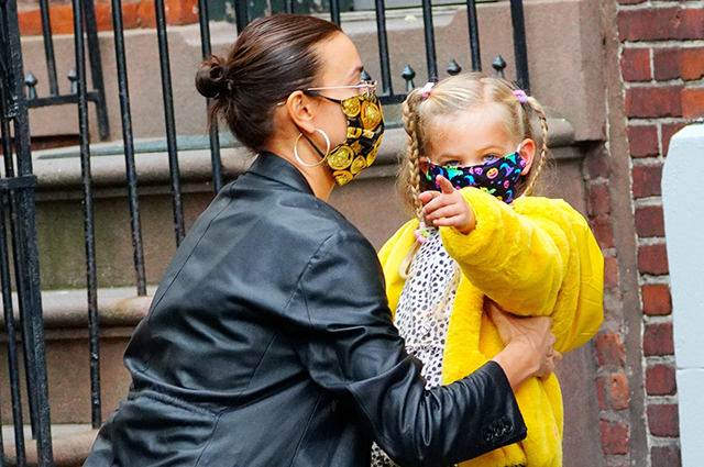 Трогательная встреча: Ирина Шейк с дочерью Леей в Нью-Йорке