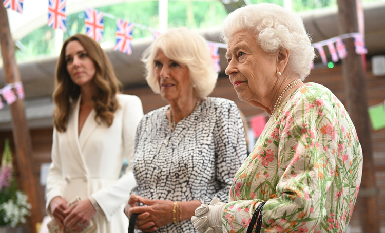 Три поколения: Елизавета II, герцогиня Камилла и Кейт Миддлтон встретились с членами G7