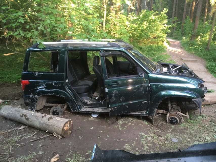 Внедорожник застрял в грязи