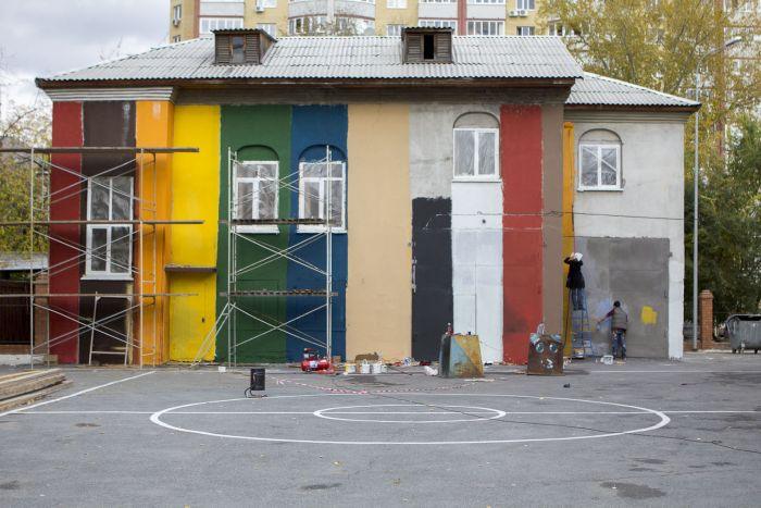 Тюменские художники превратили неприметное серое здание в яркую книжную полку (8 фото)