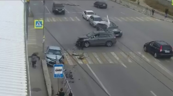 Автомобиль вылетел на пешеходный тротуар в Севастополе 