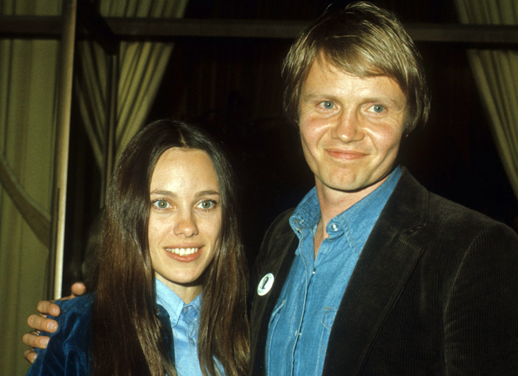 Анджелина Джоли написала колонку о матери: "Ее смерть меня изменила" Анджелина Джоли написала колонку о матери: "Ее смерть меня изменила" Дети,Дети знаменитостей