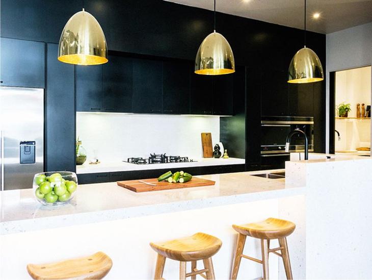 Светильники золотого цвета в интерьере кухни jpg