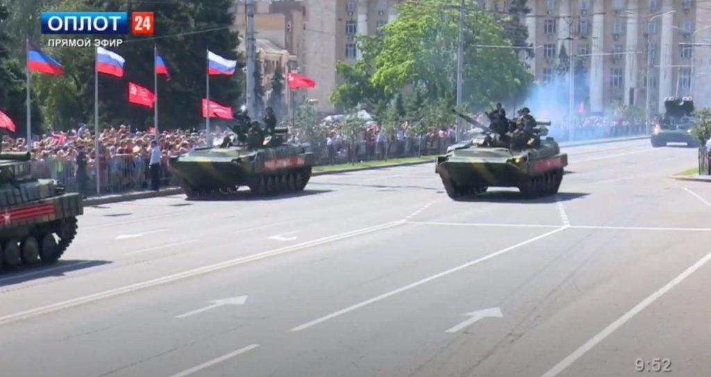 «Отступать некуда». В Донецке прошел Парад Победы