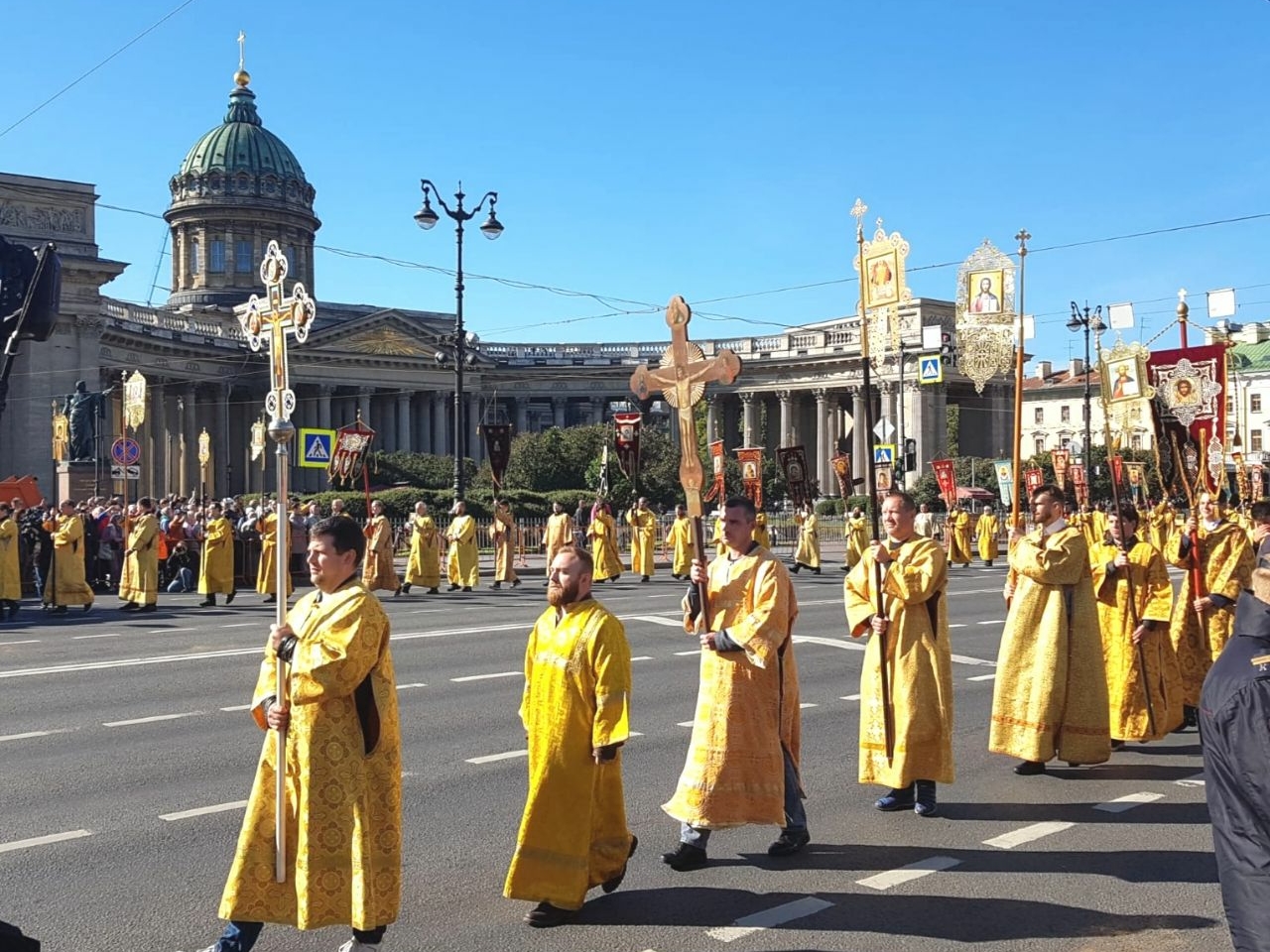 Крестный ход в питере. 12 Сентября крестный ход по Невскому проспекту. Крестный ход на Невском.