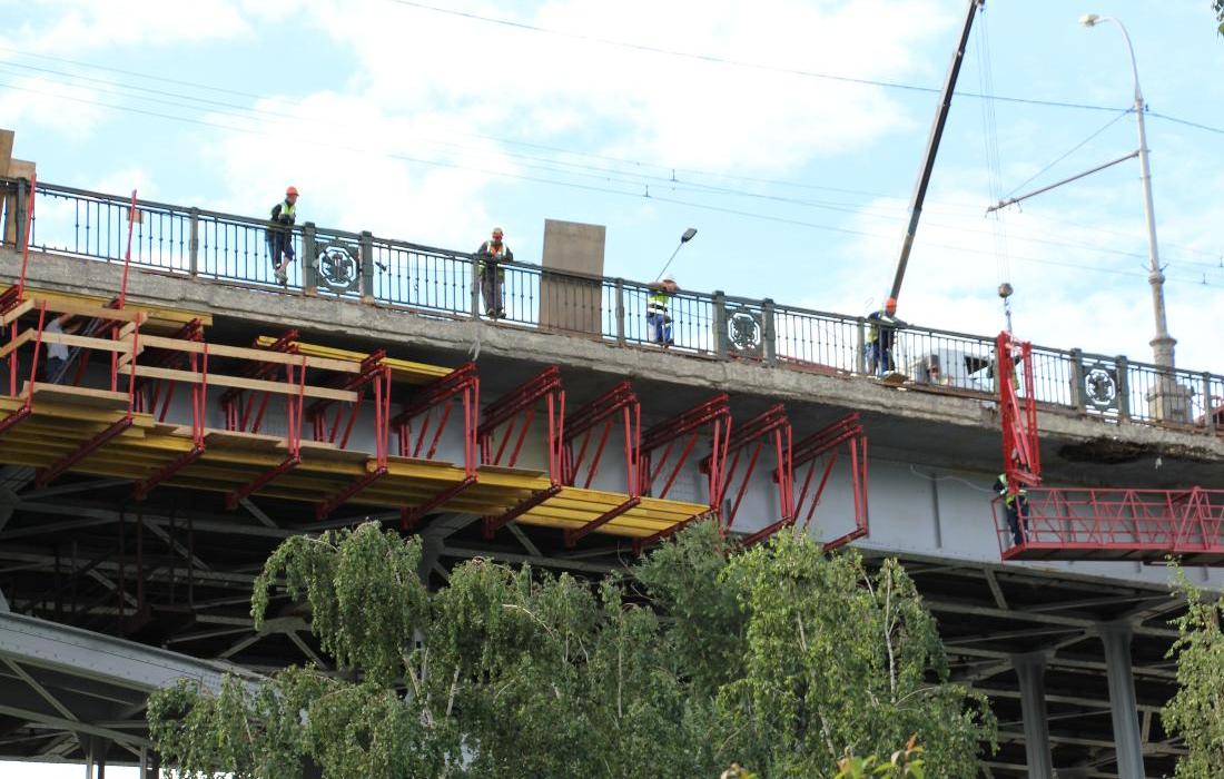 Строящий станцию «Спортивная» подрядчик провалил ремонт Октябрьского моста