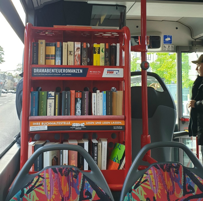 Книжный шкаф в автобусе. | Фото: CewekBanget.ID - Grid.ID.