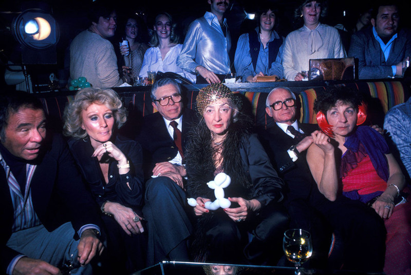 Группа пожилых мужчин и женщин отдыхает в диско-клубе в Нью-Йорке, 1979 год Веселые, люди, эпоха