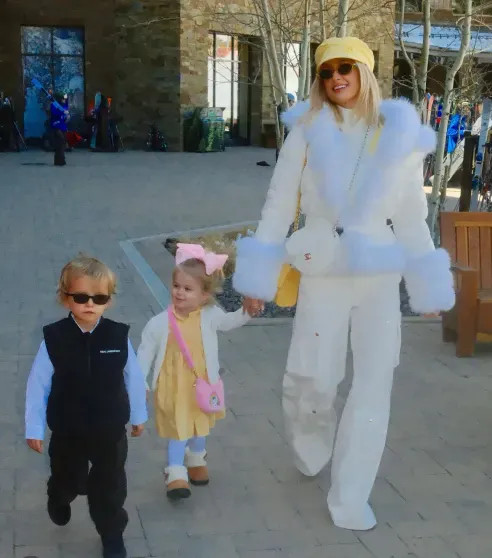 Пэрис Хилтон отдыхает с детьми на горнолыжном курорте Хилтон, детьмиПэрис, Пэрис, дочерью, соцсетях, предпринимателя, Картера, ЛондонПэрис, 45летняя, светской, бурной, критикуют, отказалась, уделяет, периодически, матерей, суррогатных, появились, которые, жизни