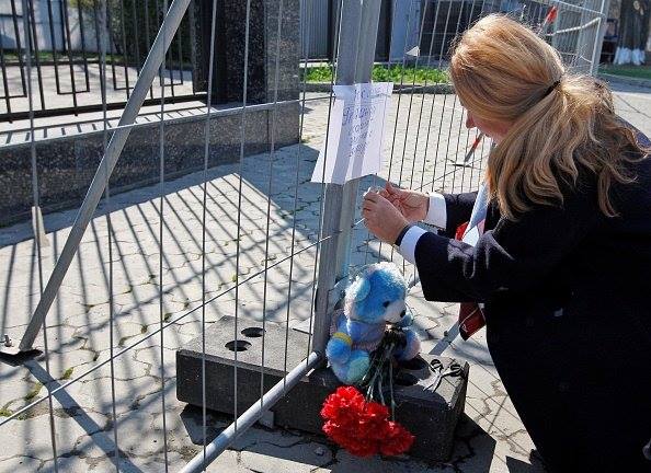 Украинская журналистка сорвала с ограды посольства РФ в Киеве записку о соболезнованиях