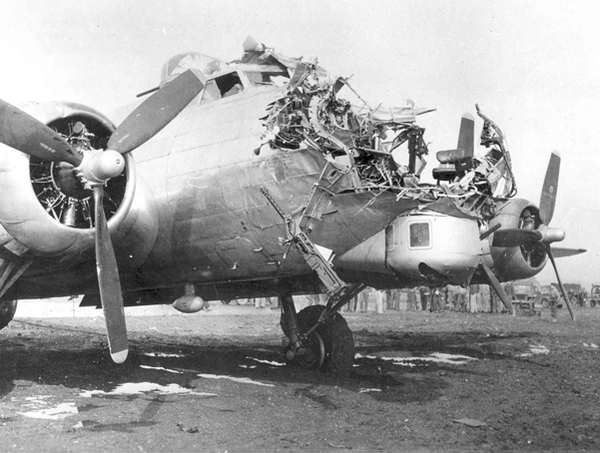 Аварийная посадка B-17 без носовой части фюзеляжа