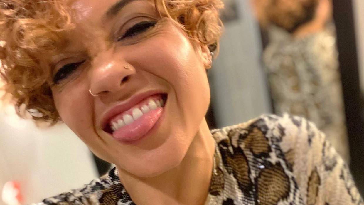 Группа Brass Against извинилась за справившую нужду солистку Софию Уристу