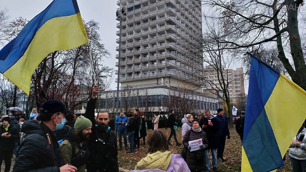 Украинские противники вакцинации перекрыли центр Киева и митинговали под окнами СБУ Общество