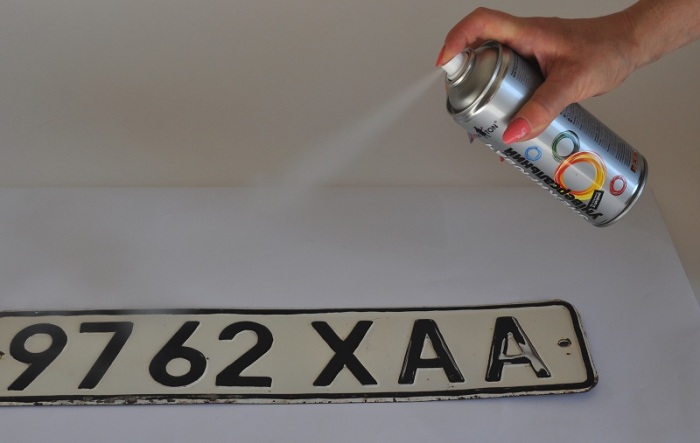 Вот зачем некоторые водители наносят лак для волос на номера автомобиля Вот зачем некоторые водители наносят лак для волос на номера автомобиля