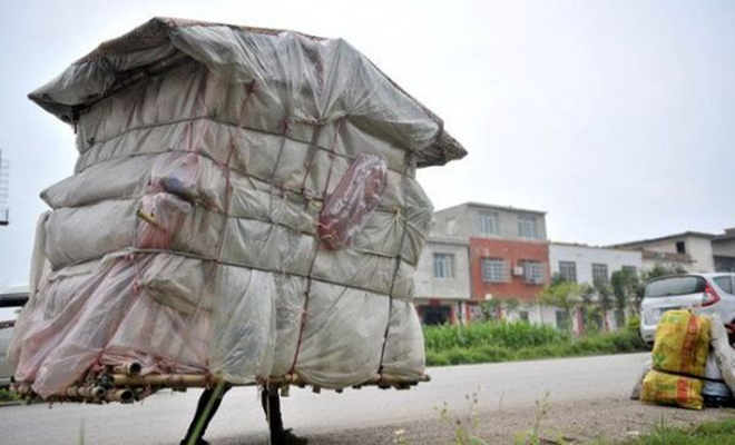 Китаец сделал себе дом-улитку. Он его надевает словно одежду и ходит из города в город Культура