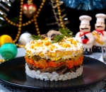 Слоёный салат с рисом, грибами и кукурузой