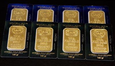 Bars of 50 and 100 gram (front) fine gold are displayed at the branch of Istanbul Gold Refinery in Istanbul July 19, 2011. Gold prices eased back below the key psychological $1,600 an ounce mark on Tuesday, retreating from earlier record highs, as a recovery in some assets seen as higher risk, such as the euro, equities and industrial commodities, dented appetite for the metal as a haven from risk. REUTERS/Murad Sezer (TURKEY - Tags: BUSINESS)