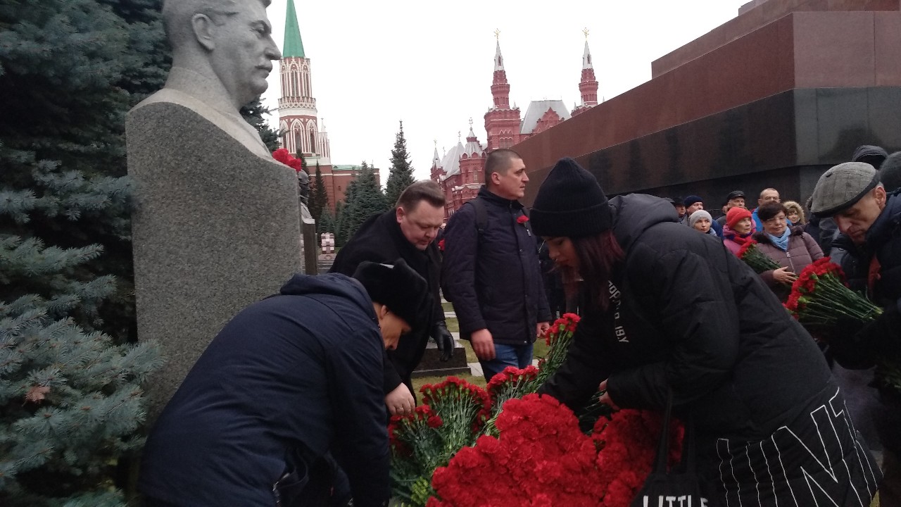 14 000 алых гвоздик для товарища Сталина видит, страшные, кормит, спросит, товарища, строгий, стоит, одиноко, запертых, Спасских, ворот, жестоко, наследников, отчетЕго, шпионИ, живого, мертвого, Видали, буквально, вчера