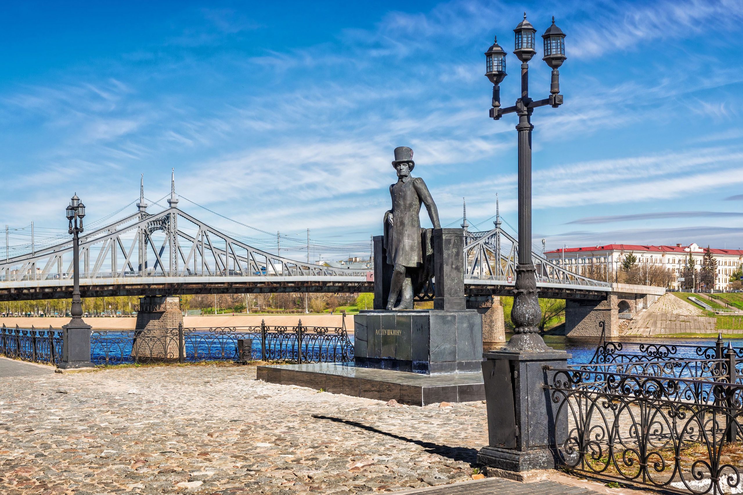 Исторический памятник город городов. Тверь старый мост и Пушкин. Тверь мост и памятник Пушкину. Достромичательности Твери. Мост с Пушкиным Тверь фото.