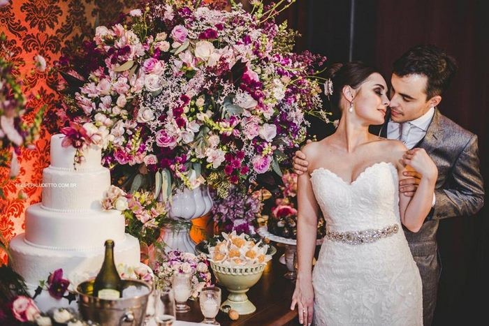 Это Марилия и Мэтью Пьерони, пара из Сан-Паулу, Бразилия, которые недавно поженились гость, милота. добро, невеста, собака. свадьба. животные