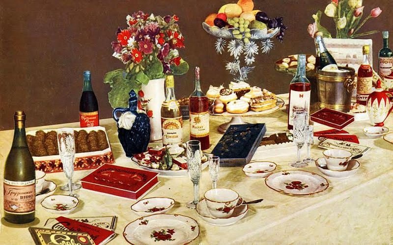 Согласно "Книге о вкусной и здоровой пище" новогодний стол советского человека должен был выглядеть как-то так. Из алкгольных напитков в основом вина и шампанское (в ведерке со льдом), из закусок в основном десерты и фрукты. СССР, новый год, праздник