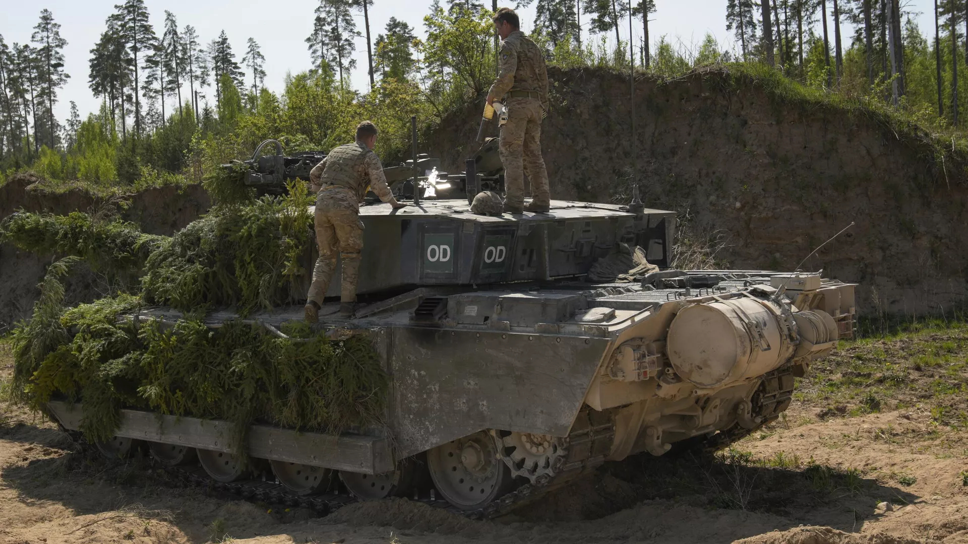 Военнослужащие британских Вооруженных сил стоят на танке Challenger 2 во время учений НАТО Весенний шторм в Сакуссааре, Эстония - РИА Новости, 1920, 18.08.2023