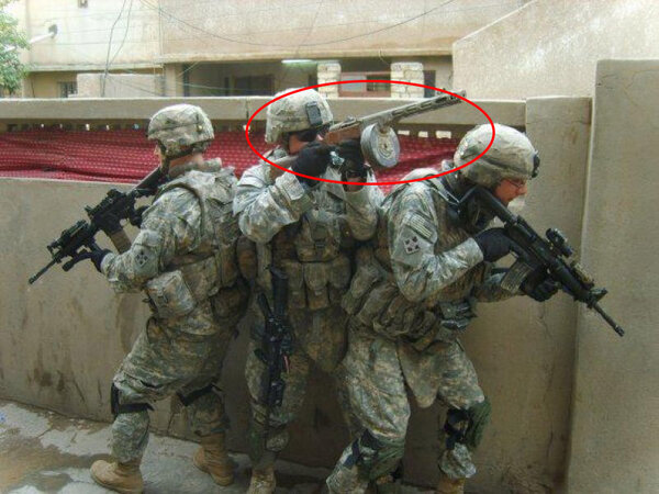 Американские солдаты "балуются" с ППШ в Ираке. Фото, скорее всего, постановочное. Источник: mirtesen.ru