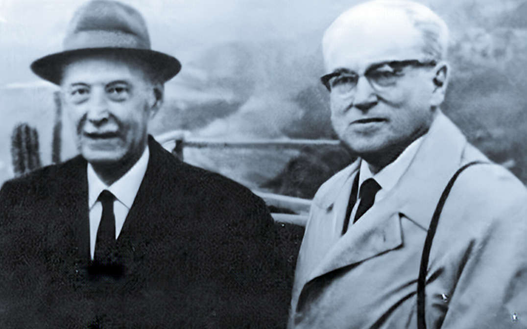 Герой повествования (справа) и французский химик Пьер Грабар, фото начала 60-х годов.