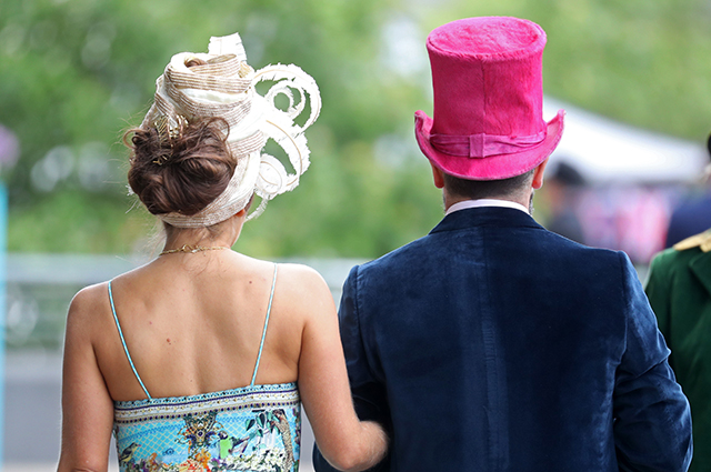 Шляпа-пчела, клумбы, перья и воланы: самые яркие образы с королевских скачек Royal Ascot 2019 Мода