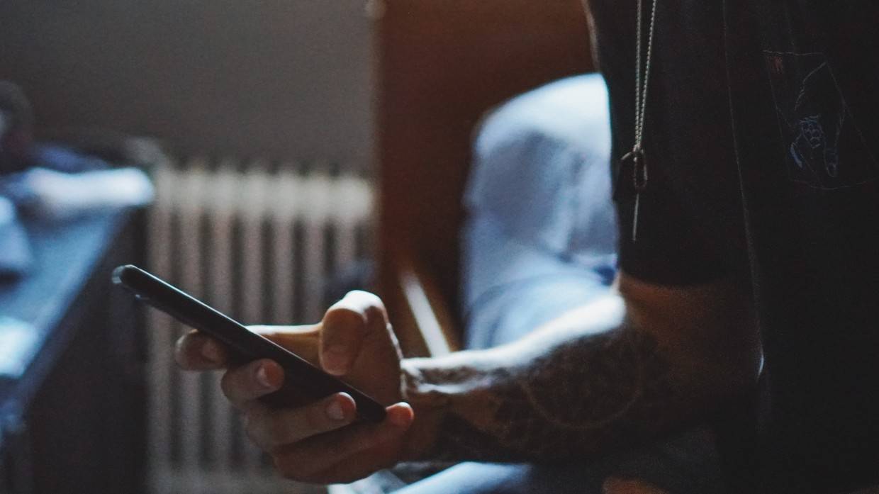 Эксперт Кашкин порекомендовал отключать мобильный телефон на ночь