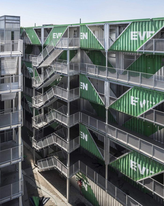 Самое бюджетное жилье мегаполиса: многоквартирный дом из контейнеров Самое бюджетное жилье мегаполиса: многоквартирный дом из контейнеров