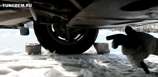 Откручиваем пробку поддона 