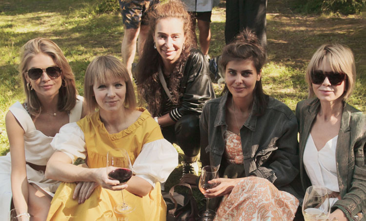 Надежда Оболенцева, Ирина Кудрина, Вика Газинская и другие гости экскурсии в Комарово